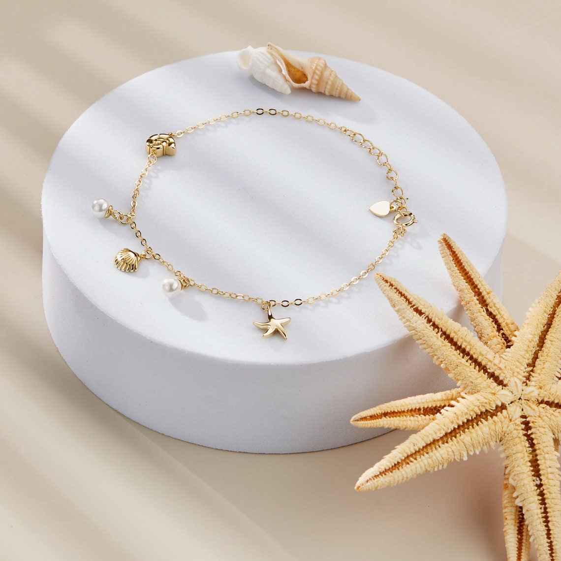 Bracelet with shell and starfish charm