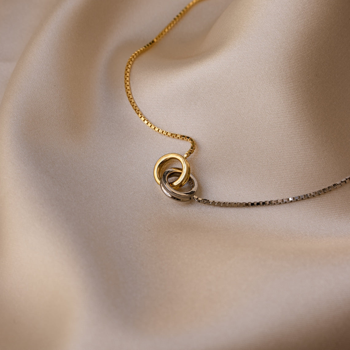 Eternal Circle Necklace – Interlinked Circles Necklace