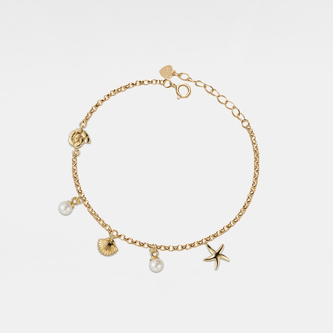 Bracelet with shell and starfish charm