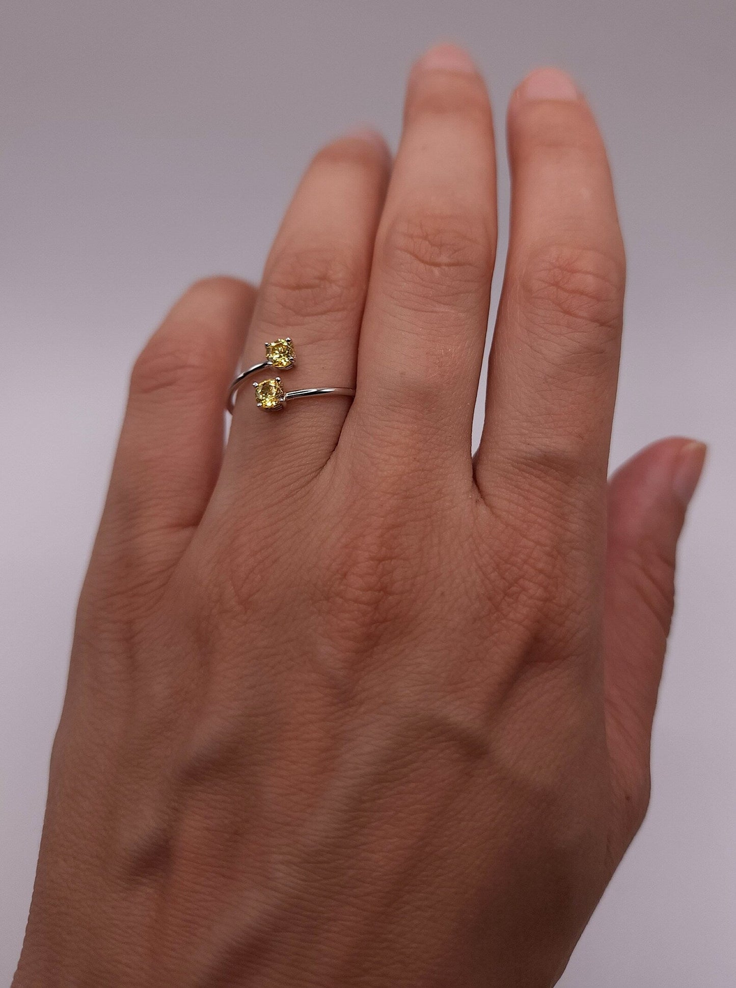 Elegant 2-Stone Ring in Yellow – Timeless & Sophisticated