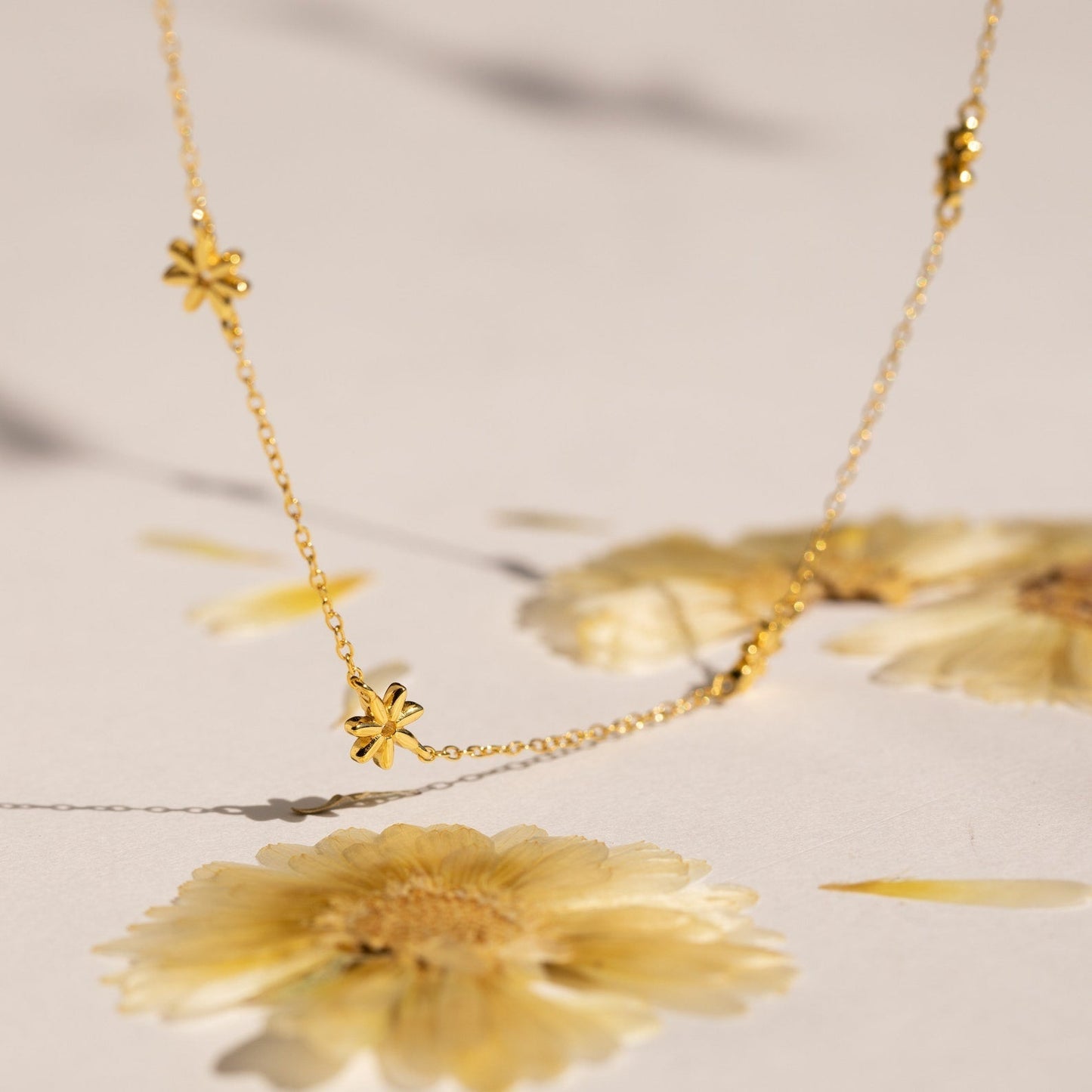 Flower Child Necklace - Daisy Pearl Chain