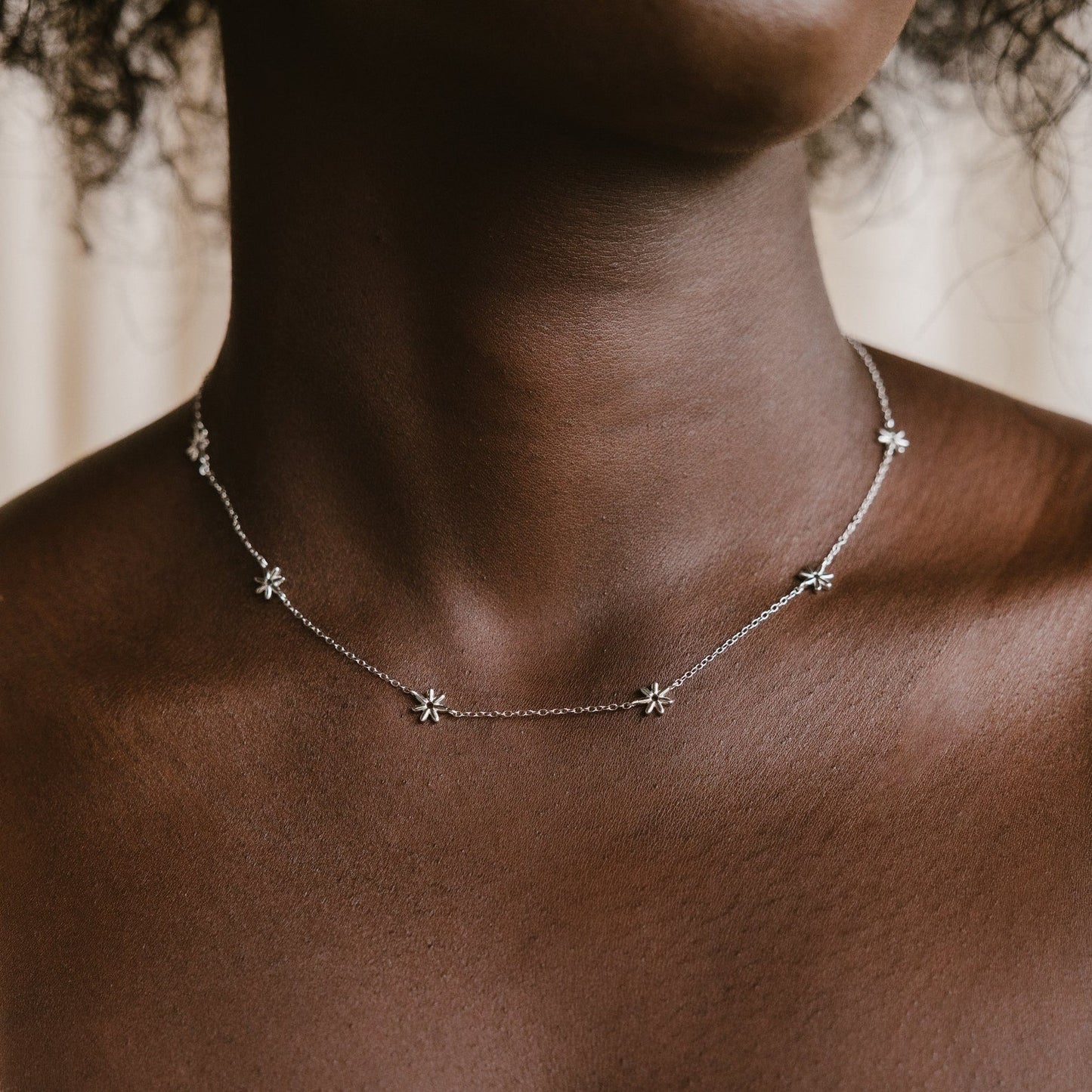 Flower Child Necklace - Daisy Pearl Chain