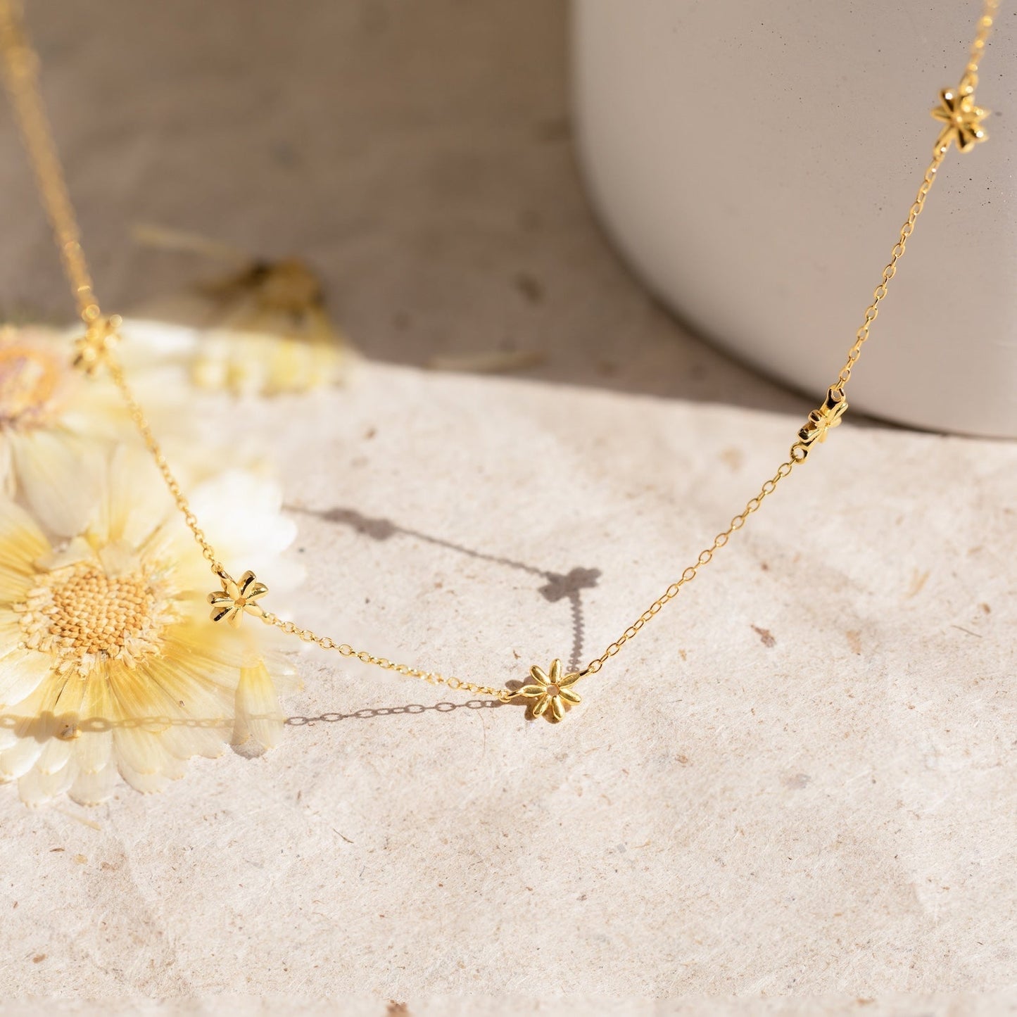 Flower Child Necklace - Daisy Pearl Chain