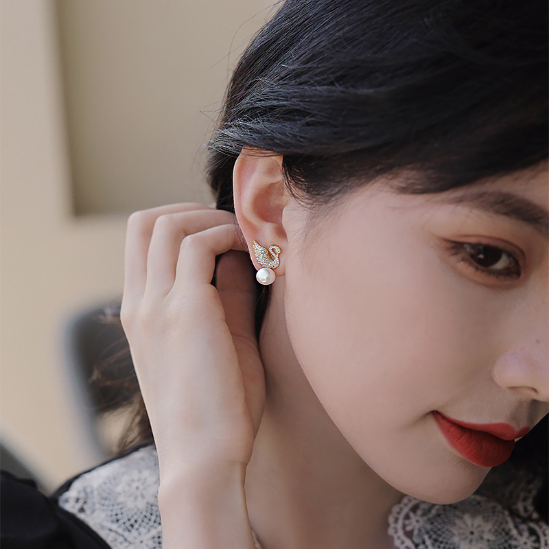 Swan Earrings - Pearl Earrings with Swan
