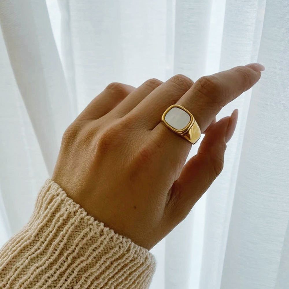 Nova - Gold Ring with Smooth Shell