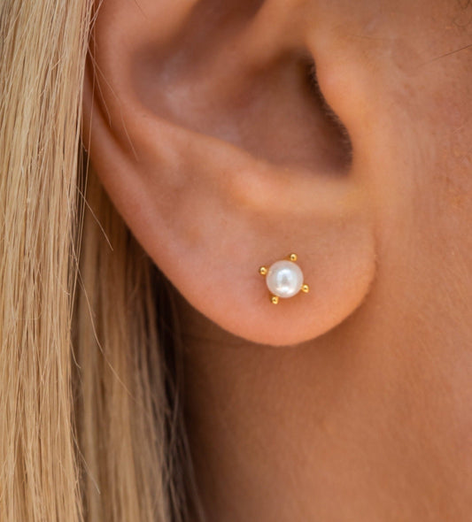 Jessi - Golden Pearl Earrings