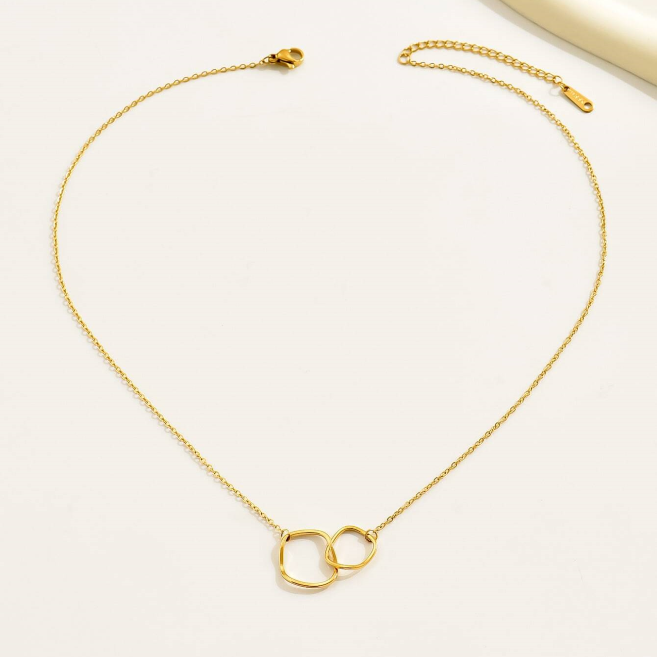 Double Loop Chain – Necklace with Intertwined Pendant