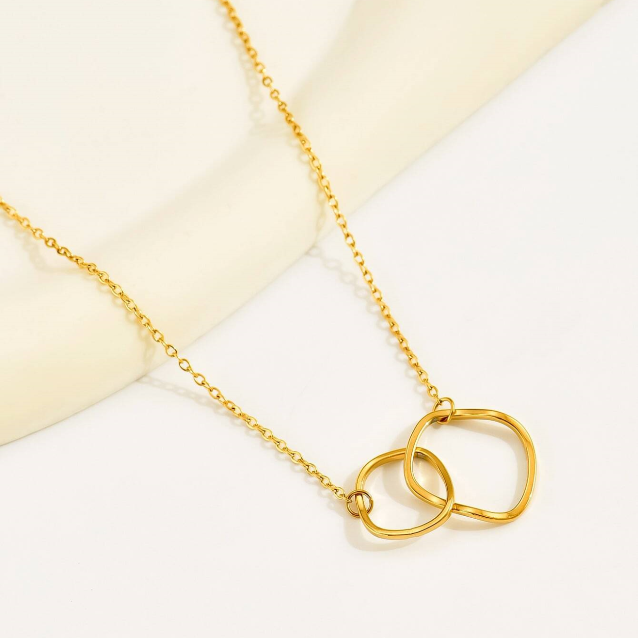Double Loop Chain – Necklace with Intertwined Pendant