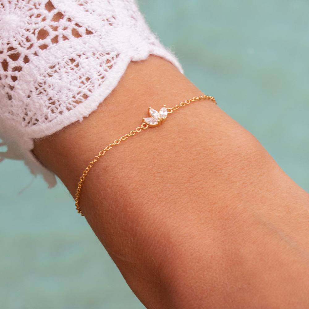Chain Bracelet with Three Zirconia Flowers