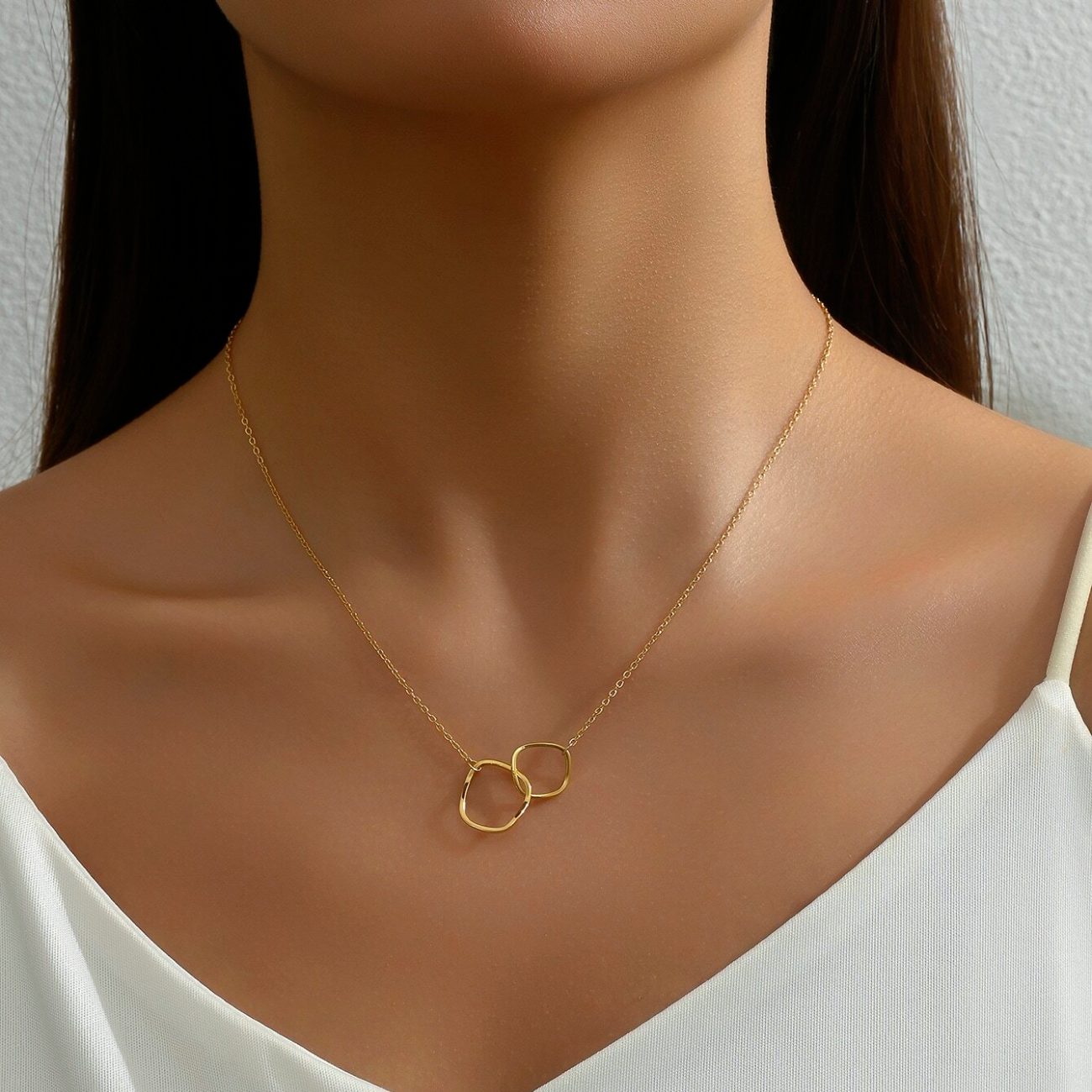 Double Loop Chain – Necklace with Intertwined Pendant