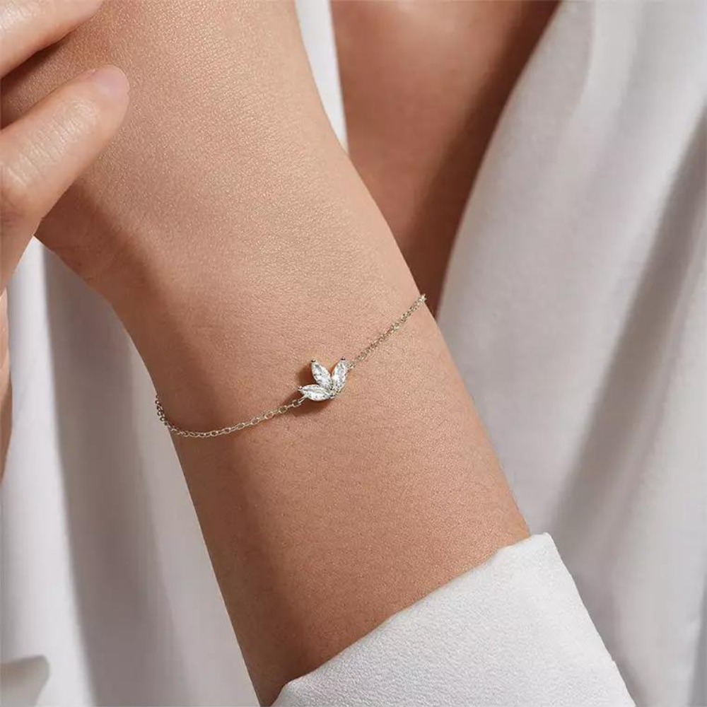 Chain Bracelet with Three Zirconia Flowers