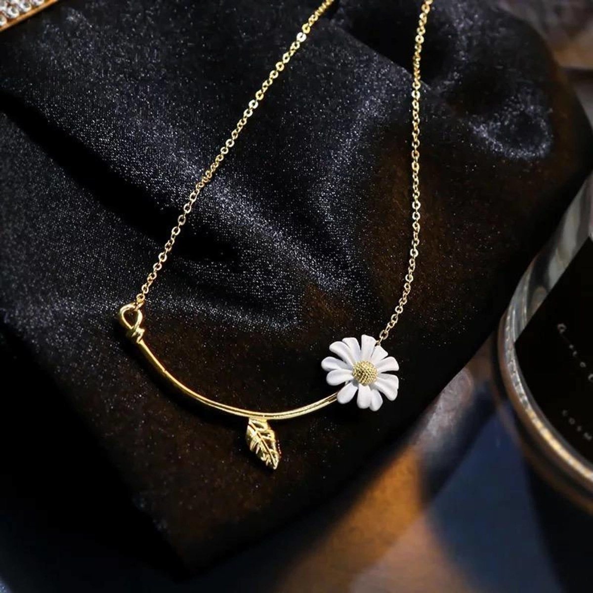 Azadeh - Daisy and Leaf Necklace