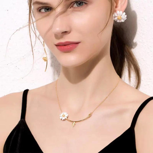 Azadeh - Daisy and Leaf Necklace