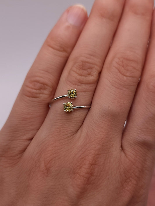 Elegant 2-Stone Ring in Yellow – Timeless & Sophisticated