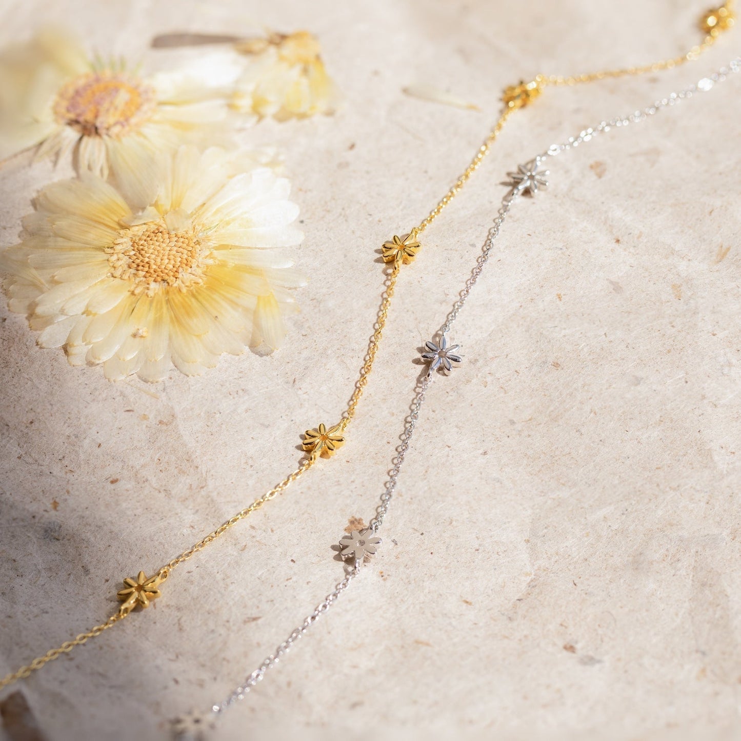 Flower Child Necklace - Daisy Pearl Chain