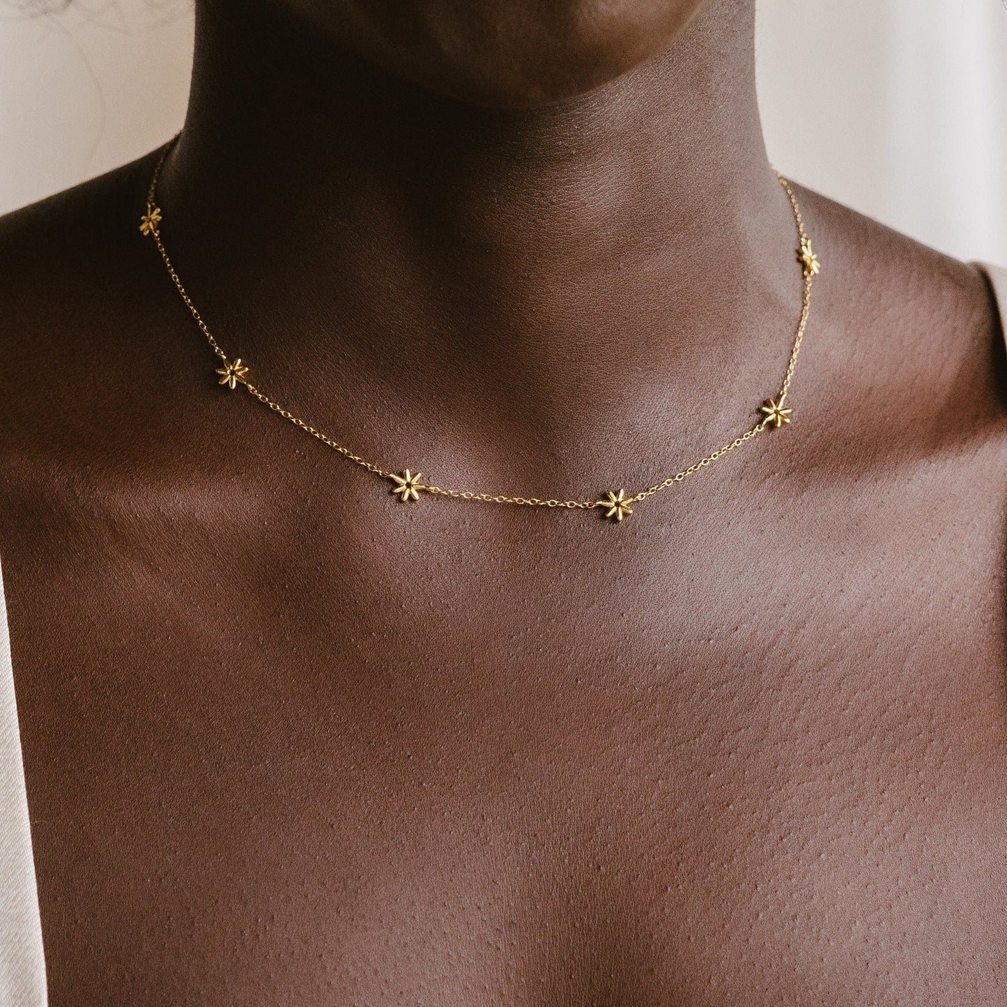 Flower Child Necklace - Daisy Pearl Chain